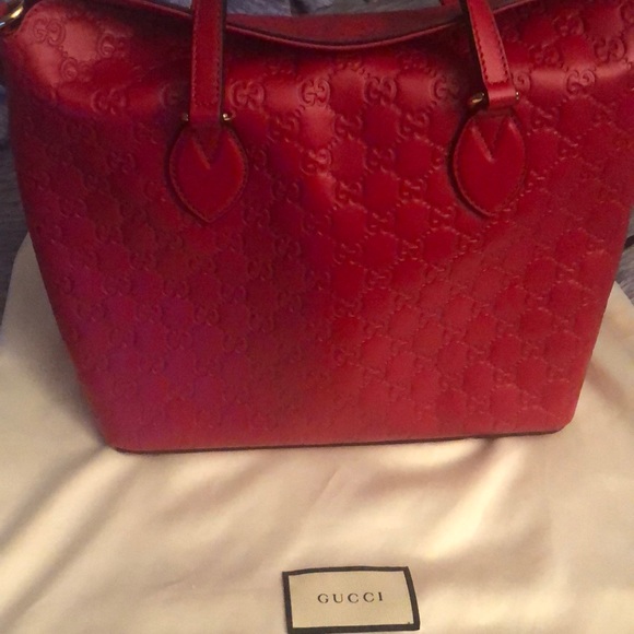 Hi my name is Tisia I’m selling a Gucci bag. - Picture 1 of 1